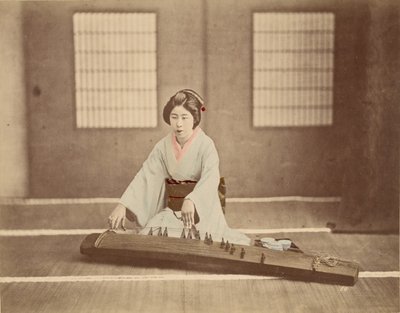 [Japonka hrající na koto] od Unknown artist