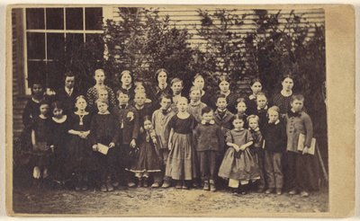 [velká skupina školáků s učiteli, všichni stojí] od Unknown artist
