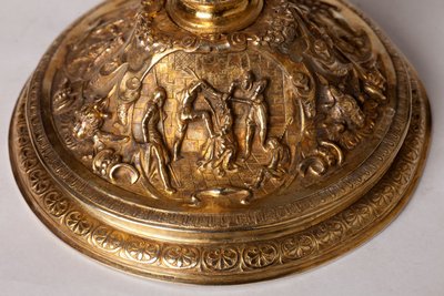 Kovářství. Kalich. Dar kanovníka A. Le Vaillanta de la Bassarderie, děkana kapituly katedrály 1726 až 1758. 18. stol. Detail dole. od Unknown artist