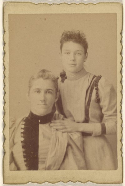 [Matka sedí, dcera stojí] od Unknown artist