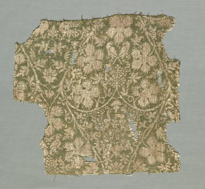 Hedvábný fragment s rolováním vinné révy, hroznovými listy, hrozny a ptáky od Unknown artist