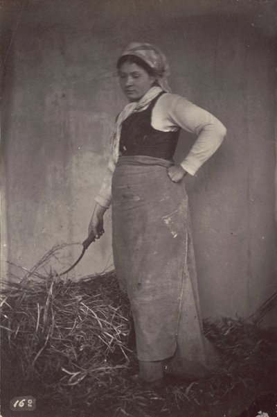 [Stojící žena s kosou] od Unknown artist