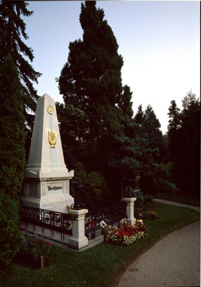 Pohled na hrob německého skladatele Ludwiga van Beethovena (1770 - 1827) na ústředním hřbitově ve Vídni (Zentralfriedhof), Rakousko od Unknown artist