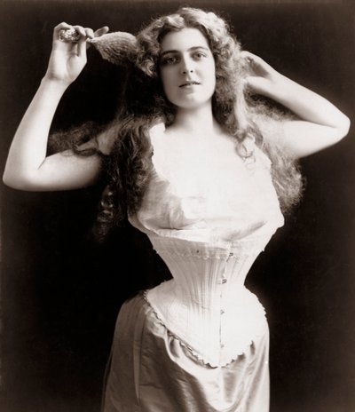 žena na sobě korzet od Unknown artist