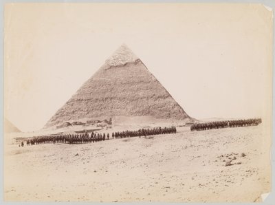 19. husaři se zformovali před pyramidou v Gíze, Egypt, cca 1882 od Unknown