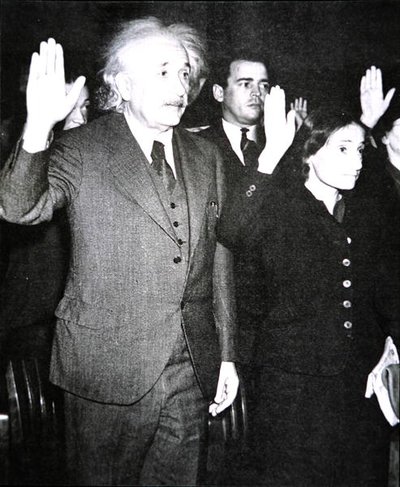 Albert Einstein se svou nevlastní dcerou Margot skládají přísahu amerického občanství v New Jersey od Unknown photographer