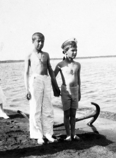 Alexej carevič, když si hraje na pláži v Livadii na Krymu (černobílá fotografie) od Unknown photographer