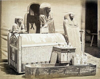 Archeologické sochy nalezené v Egyptě – ve „“Fotoalbum 1. káhirského muzea““ založeném Augustem Mariette Beyem od Unknown photographer