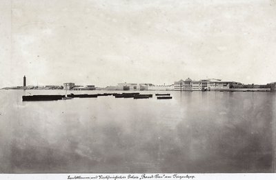 Lodě uprostřed moře s částí města Alexandrie v pozadí, v Egyptě od Unknown photographer