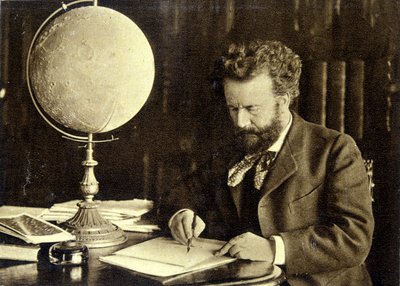 Camille Flammarion u svého pracovního stolu od Unknown photographer