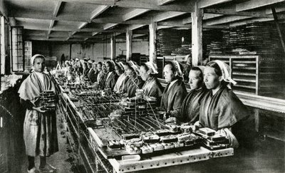 Konzervování sardinek, sardinkový průmysl, Finistère, Bretaň (čb fotografie) od Unknown photographer