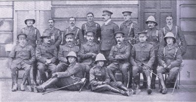 Col Owen, major Boole-Smith a další důstojníci Dragounské gardy, z After Pretoria: The Guerilla War vydané Harmsworth Bros Limited od Unknown photographer
