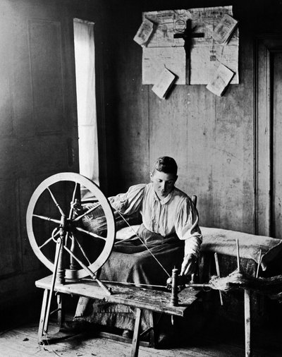Řemeslné tkaní od Normana kolem roku 1890. od Unknown photographer