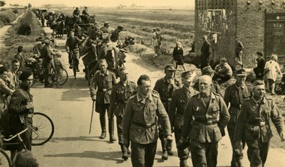 "Odchod Herrenvolku", němečtí vojáci opouštějí Nizozemsko, květen 1945 (čb fotografie) od Unknown photographer