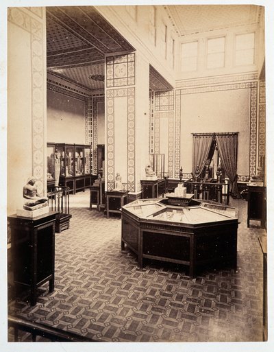 Výstavní místnost - v "" Fotoalbum 1. muzea v Káhiře" "založené Augustem Mariette Beyem od Unknown photographer