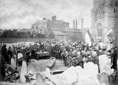 Exhumace těla Ugo Foscolo na hřbitově v Chiswicku v roce 1871 - fotoateliér Fratelli Caldesi - Exhumace těla Ugo Foscolo na hřbitově v Chiswicku v roce 1871 od Unknown photographer