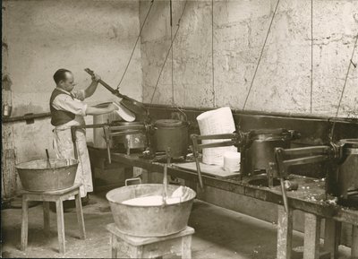 Francie, Centre, Indre-et-Loire (37), Tours: Laboratoire Metadier: muž připravuje formy na výrobu Kalminových tabulek od Unknown photographer