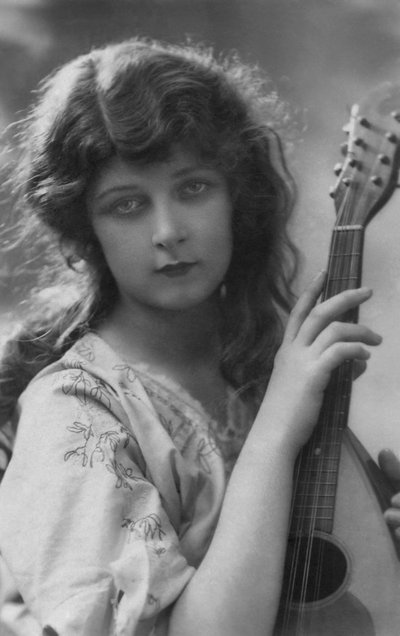 Francouzská pohlednice krásné mladé ženy s mandolínou neapolského stylu, cca 1912 od Unknown photographer