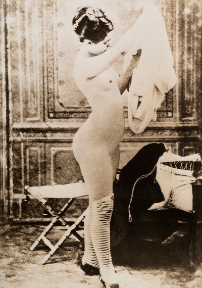 Celoplošný portrét mladé ženy při oblékání. od Unknown photographer