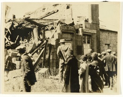 Skupina amerických turistů na troskách observatoře Kronprinz v Montfauconu nebo poblíž Francie od Unknown photographer