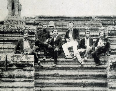 Skupinový portrét členů expedice za průzkumem Mekongu 1866-1868 (Garnier, Doudart de Lagrée) na schodech Angkor Vat. od Unknown photographer