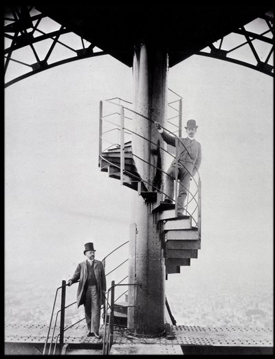 Gustave Eiffel a jeho zeť Adolphe Salles na schodišti Eiffelovy věže v Paříži od Unknown photographer