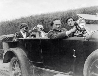 Helene Berg, Alma Mahler, Franz Werfel a Alban Berg fotografováni v autě od Unknown photographer