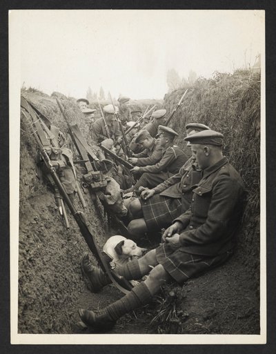 Horalé v zákopu [La Gorgue, Francie]. 5. srpna 1915. od Unknown photographer