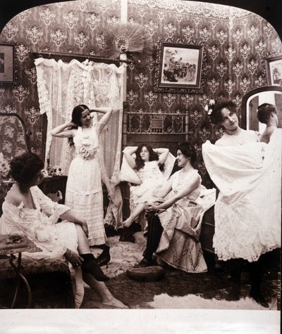 Interiér nevěstince na konci 19. století. od Unknown photographer