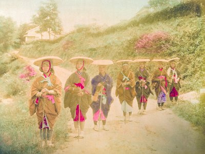 Japonky. Sedm Japonek stojí v řadě na venkovské silnici. Japonsko, kolem roku 1910. od Unknown photographer