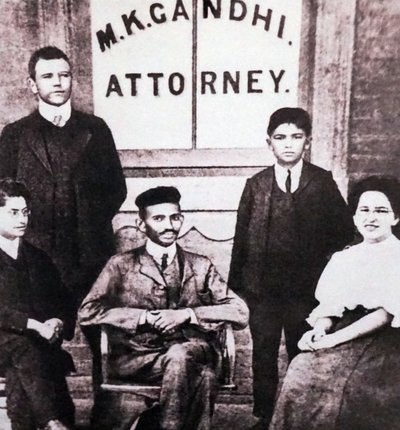 Mahátma Gándhí sedí se čtyřmi spolupracovníky před svou advokátní kanceláří v Johannesburgu, Jihoafrická republika, Jihoafrická republika od Unknown photographer