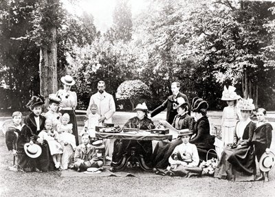 Členové britské královské rodiny včetně krále Jiřího V., krále Edwarda VIII. kolem královny Viktorie na zahradní slavnosti. Fotografie mezi lety 1895 a 1901. od Unknown photographer
