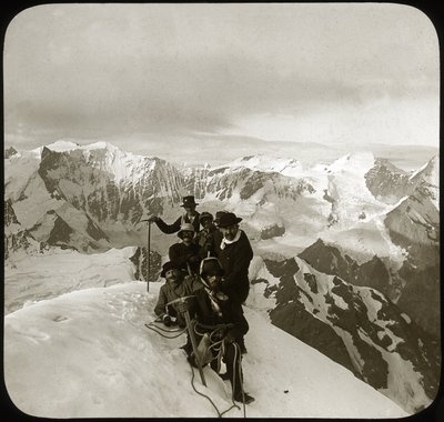 Horolezectví na konci 19. nebo na začátku 20. století: skupina horolezců na vrcholu Wetterhorn (doslova „Horn of Time“, 3 692 m), vrchol masivu Wetterhorner, Bernské Alpy, kanton Bern, Švýcarsko – horolezectví, cordee - fotog od Unknown photographer