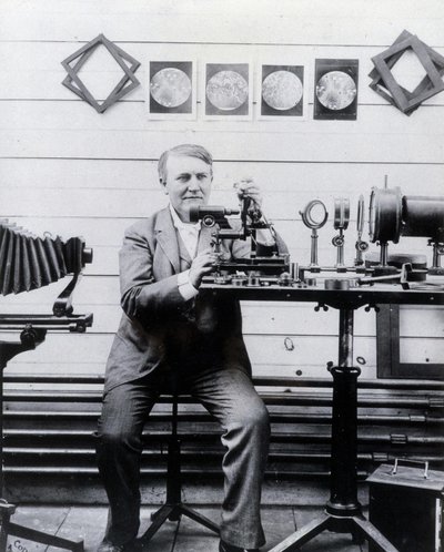 Fotografie Thomase-Alvy Edisona před jeho gramofonem. od Unknown photographer