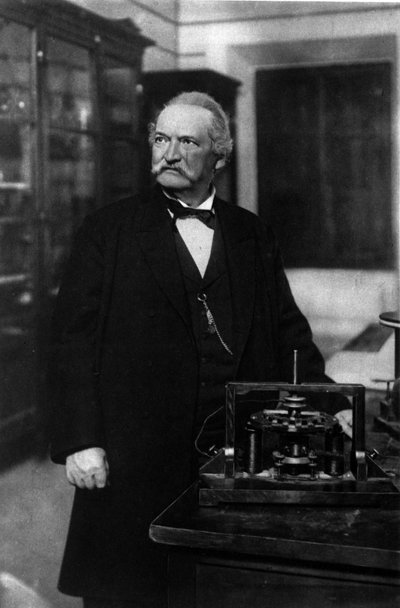 Portrét Antonia Pacinottiho, italského fyzika (1841-1912) s jeho prstenem (Anello). od Unknown photographer
