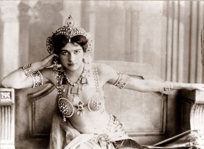 Portrét Margarethy Geertruidy Zelle, známé jako Mata Hari, nizozemské tanečnice a špionky, 20. století (foto) od Unknown photographer