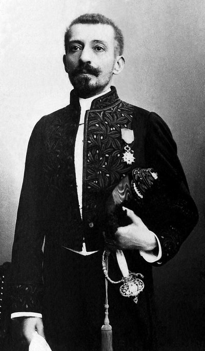 Portrét Pierra Lotiho (1850-1923), spisovatele a důstojníka francouzského námořnictva, v akademickém kostýmu. od Unknown photographer