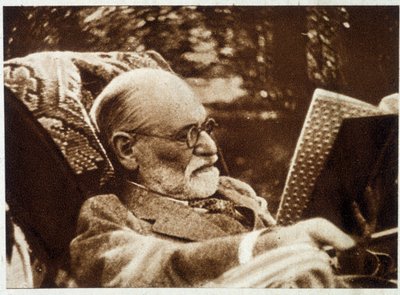Portrét Sigmunda Freuda při čtení - v časopise "Vu" z 20/07/1932 od Unknown photographer