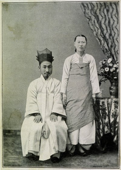 Portrét Coreenského státního úředníka a jeho manželky na konci 19. století. od Unknown photographer