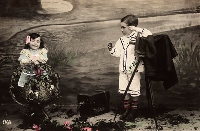 Portrét dvou dětí v ateliéru fotografa od Unknown photographer