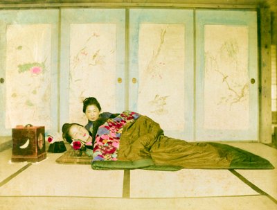 Leží na futonu. Dvě japonské ženy leží na tradičním futonu položeném na podlaze. Japonsko, kolem roku 1910. Japonsko, východní Asie, Asie. ©Cultural Heritage Images/UIG/Leemage od Unknown photographer