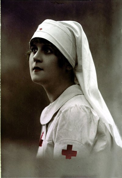 Zdravotní sestra Červeného kříže, první světová válka (ručně kolorovaná fotografie) od Unknown photographer