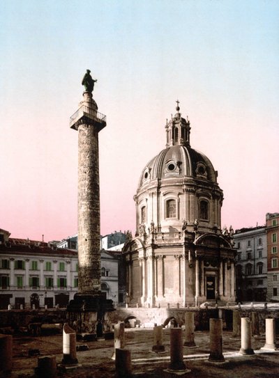 Řím. Pohled na Foro Trajano (Forum Trajan) se sloupem. Fotochrome SD. kolem roku 1900. Fotochrom od Unknown photographer