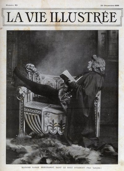 Sarah Bernhardt (1844-1923) v roli Hamleta od Shakespeara - obálka Ilustrovaného života z roku 1899 od Unknown photographer