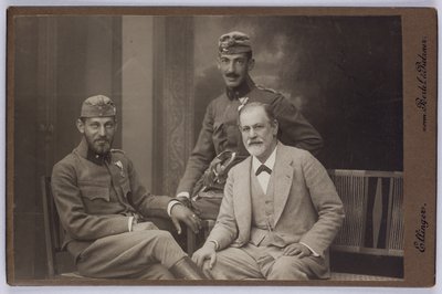 Sigmund Freud se svými syny Ernstem a Martinem ve vojenských uniformách, asi 1916 (čb fotografie) od Unknown photographer