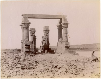 Římský kiosek v Kertassi (dnes v Nové Kalabše), pohled od východu, Egypt, fotografie Edition J P Sebach, cca 1890 od Unknown photographer