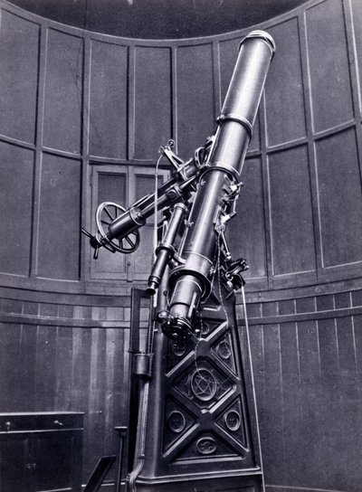 Dalekohled Giovanniho Virginia Schiaparelliho (1835-1910), astrofyzika v Breře (Milán). Pozoroval přímočaré konfigurace na planetě Mars a nazýval je marťanskými kanály (canali). od Unknown photographer