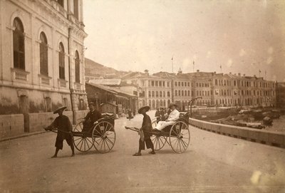 Dva muži vezení rikšou v Hongkongu. od Unknown photographer
