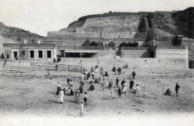 Näkymä Mesnil Valin (Mesnil-Val) rannalle kasinoineen ja terasseineen, Manche Normandy -postikortti 1900-luvun alusta od Unknown photographer