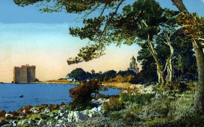 Pohled na bývalý klášter Saint Honorat (opatství Lerins) na ostrově Saint-Honorat, Alpes-Maritimes (Opevněný klášter opatství Lerins na ostrově Saint-honorat ve francouzském městě Cannes na Riviéře) Pohlednice kolem roku 1920 Soukromá sbírka od Unknown photographer